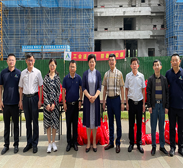 南通市人大常委會(huì)副主任、市總工會(huì)主席葛玉琴到集團(tuán)承建的項(xiàng)目開(kāi)展夏季慰問(wèn)活動(dòng)
